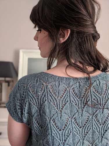 Image de Cours de tricot : «T-shirt» léger avec dentelle graphique au dos (200$)