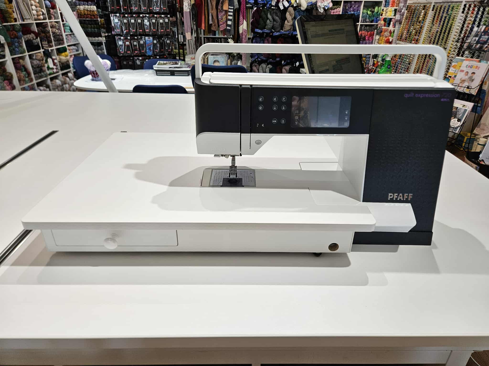 Image de L'atelier Many Table de rallonge en mélamine avec tiroir pour Pfaff Expression 710-720