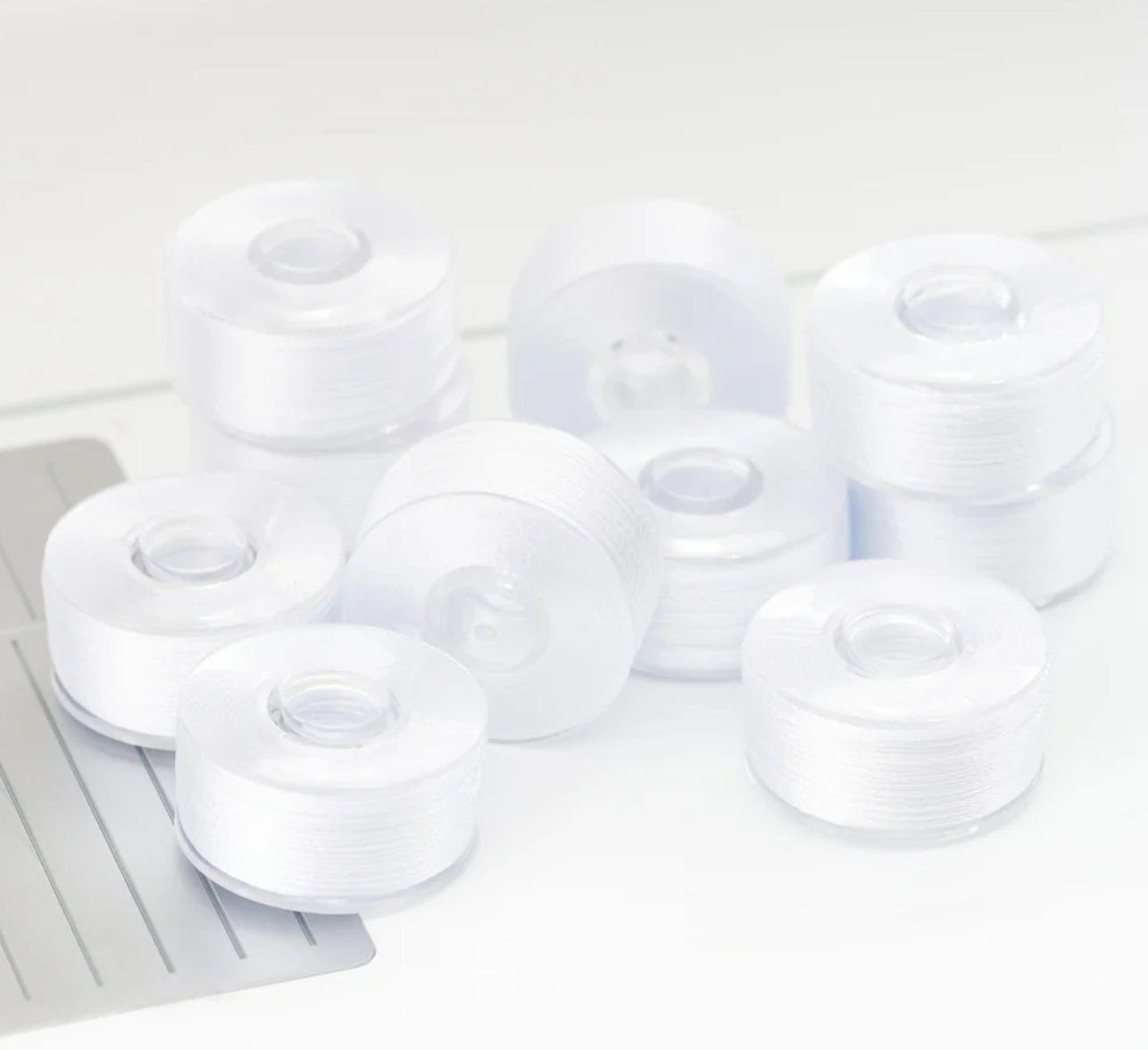 Image de Husqvarna Viking - Paquet de 10 Canettes en plastique pr&eacute;-enroul&eacute;es blanches pour broderie pour Groupe #8-9